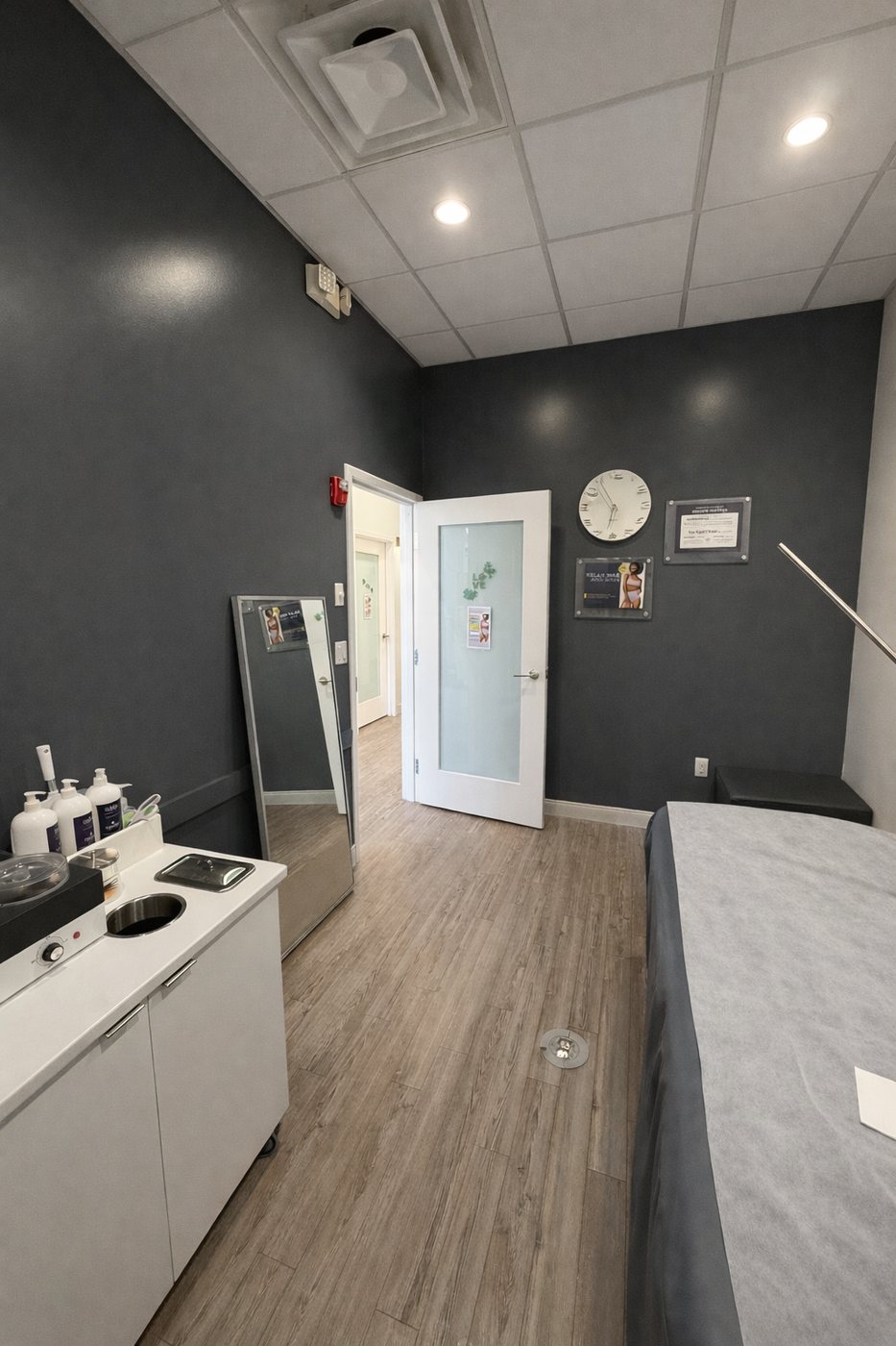 Commercial interior, accent wall — after